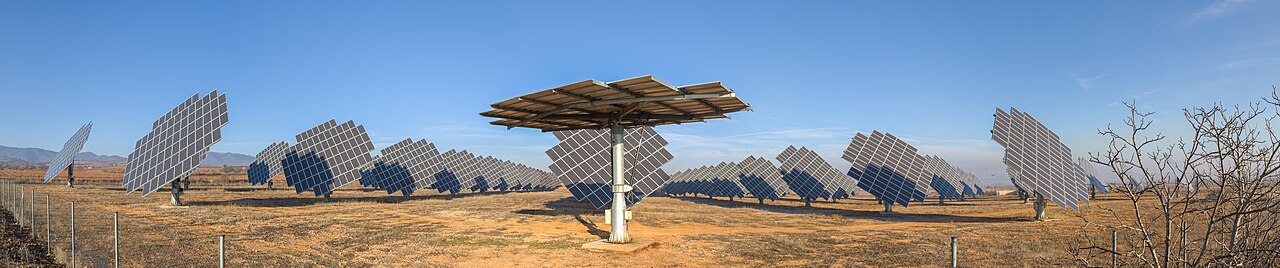 Paneles solares en una llanura de Aragón