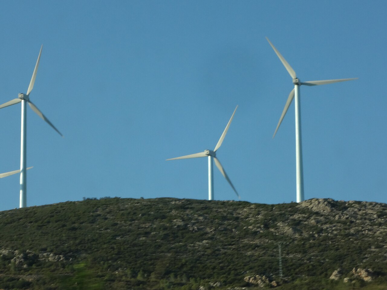 Aerogeneradores sobre una sierra en la Comunidad Valenciana