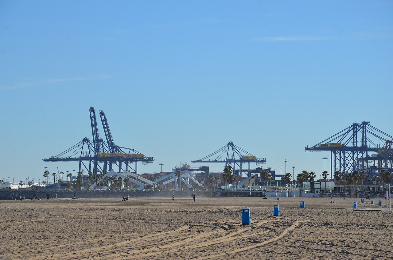 Grúas portuarias y terminal de contenedores en el puerto de Valencia